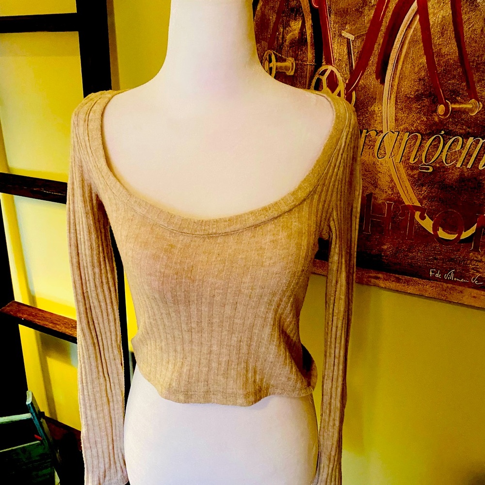 Cute midriff top 🌈